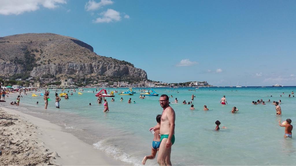 Halley House Mondello Exteriör bild